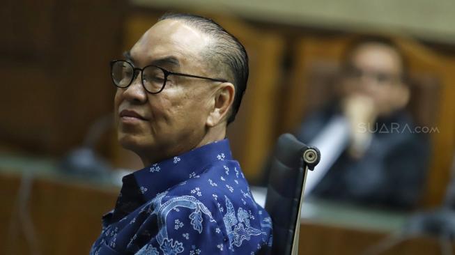 Terdakwa kasus dugaan suap proyek PLTU Riau-1 Johannes Budisutrisno Kotjo menjalani sidang dengan agenda pembacaan tuntutan di Pengadilan Tipikor, Jakarta, Senin (26/11). [Suara.com/Muhaimin A Untung]