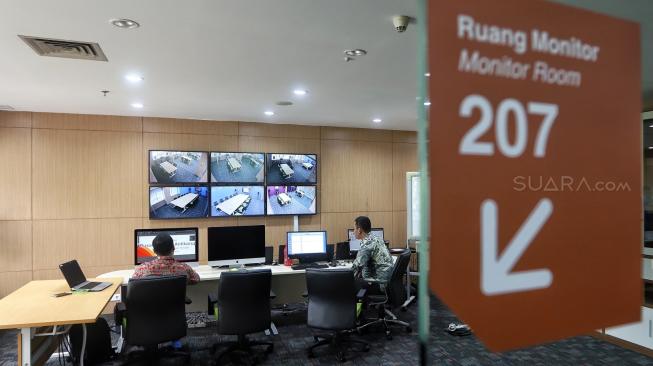 Suasana ruang monitor edukasi anti korupsi diperlihatkan kepada wartawan saat peresmian gedung pusat Edukasi Antikorupsi atau Anti Corruption Learning Center (ACLC) di KPK, Jakarta, Senin (26/11). [Suara.com/Muhaimin A Untung]