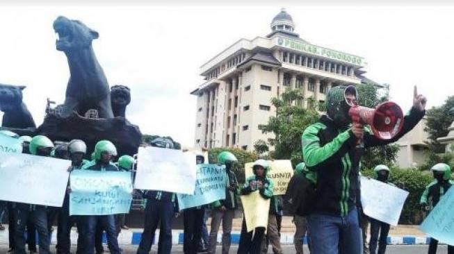 Polisi Bubarkan Paksa Demo Ojek Online yang Merasa Dihina Prabowo