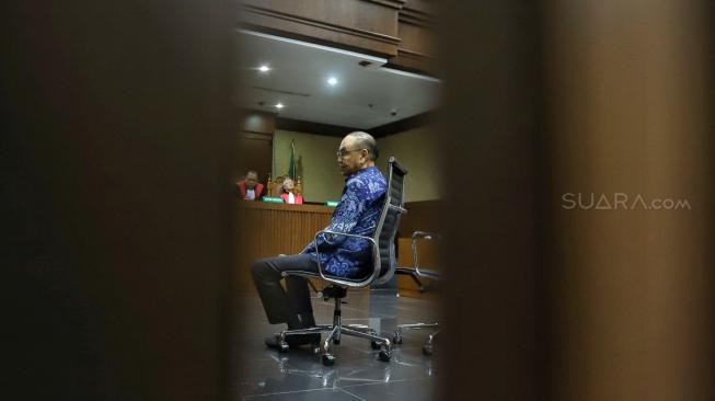 Terdakwa kasus dugaan suap proyek PLTU Riau-1 Johannes Budisutrisno Kotjo menjalani sidang dengan agenda pembacaan tuntutan di Pengadilan Tipikor, Jakarta, Senin (26/11). [Suara.com/Muhaimin A Untung]