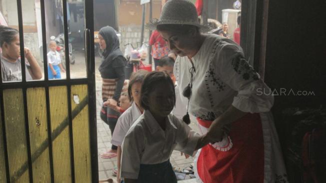 Ibu guru kembar Rian dan Rossi saat mengajar di Sekolah  Kartini Kampung Lodan, Jakarta Utara, Senin (26/11). (Suara.com/Fakhri Hermansyah)