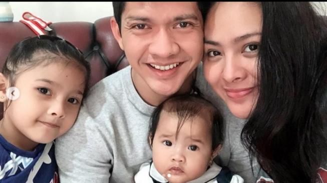 Lepas Kangen dengan Anak, Iko Uwais Bikin Mewek Warganet