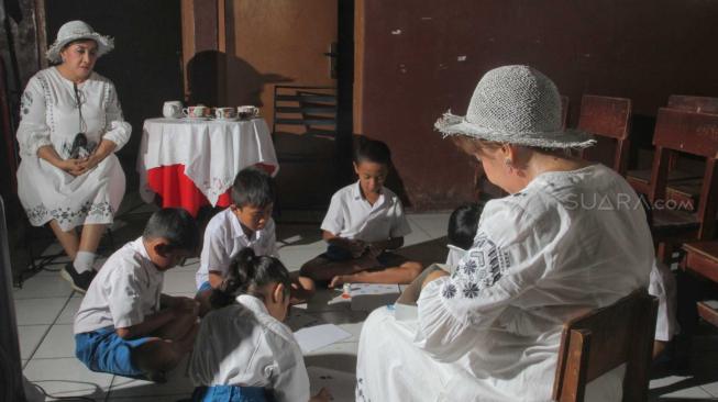 Ibu guru kembar Rian dan Rossi saat mengajar di Sekolah  Kartini Kampung Lodan, Jakarta Utara, Senin (26/11). (Suara.com/Fakhri Hermansyah)