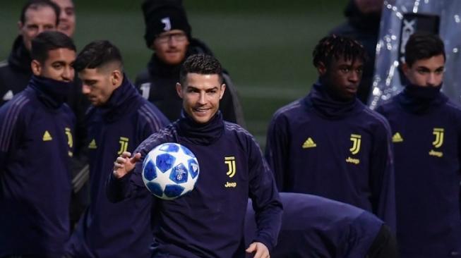 Cristiano Ronaldo dan para pemain Juventus lainnya melakukan sesi latihan sebelum menjamu Valencia di Turin pada laga  Grup H Liga Champions. Marco BERTORELLO / AFP 