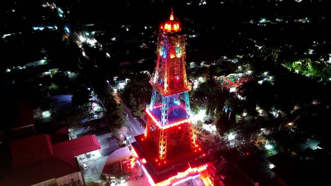 Lampu warna-warni menghiasi Menara Pakaya pada Hari Ulang Tahun (HUT) Kabupaten Gorontalo ke 345 tahun di Limboto, Kabupaten Gorontalo, Gorontalo, Senin (26/11). ANTARA FOTO/Adiwinata Solihin