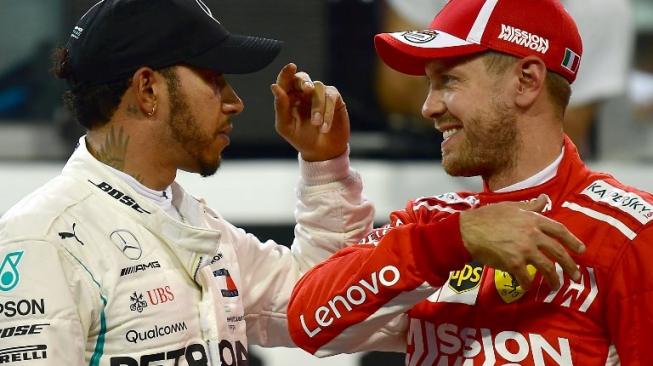 Dua pebalap papan atas F1, Lewis Hamilton (kiri/Mercedes) dan Sebastian Vettel (Ferrari), usai mengikuti sesi kualifikasi F1 GP Abu Dhabi di Sirkuit Yas Marina, Sabtu (24/11/2018). [AFP/Andrej Isakovic]