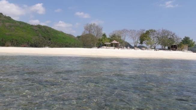 Wisata pantai Gili Kedis di Lombok. (Suara.com/Silfa Humairah)