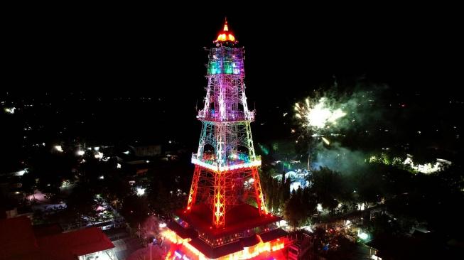 Lampu warna-warni menghiasi Menara Pakaya pada Hari Ulang Tahun (HUT) Kabupaten Gorontalo ke 345 tahun di Limboto, Kabupaten Gorontalo, Gorontalo, Senin (26/11). ANTARA FOTO/Adiwinata Solihin