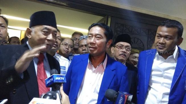 Bendaraha DPW PAN DKI Jakarta Bambang Kusumanto bersama Abraham Lunggana (Suara.com/Chyntia Sami B)