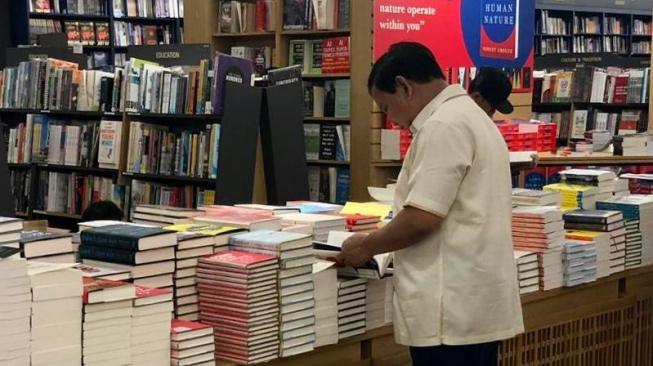 Sebelum Bicara Isu Ekonomi di Singapura, Prabowo Beli Buku