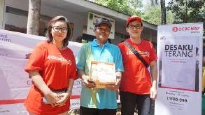 Bank OCBC NISP Bantu Penerangan Warga di Karawang Bank OCBC NISP Bantu Penerangan Warga di Karawang