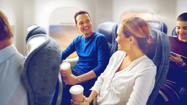 Ilustrasi naik pesawat bersama keluarga. (Shutterstock)