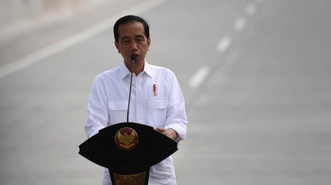 Presiden Joko Widodo memberikan sambutan saat meresmikan Tol Solo-Ngawi segmen Sragen-Ngawi di Rest Area KM 538, Sragen, Jawa Tengah, Rabu (28/11). ANTARA FOTO/Wahyu Putro A