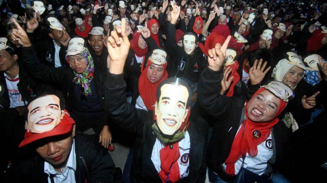 Sejumlah relawan menghadiri acara Jokowi Lantik 7000 Jokowi di kawasan industri Sentul, Babakan Madang, Kabupaten Bogor, Jawa Barat, Selasa (27/11). ANTARA FOTO/Arif Firmansyah