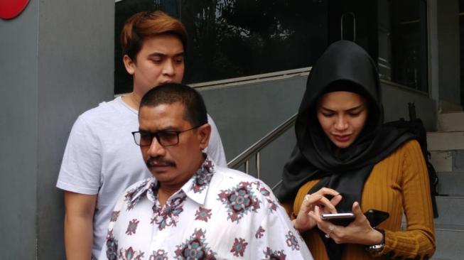 Billy Syahputra dan Nikita Mirzani di Polda Metro Jaya, Rabu (28/11/2018). [Wahyu Tri Laksono/Suara.com]