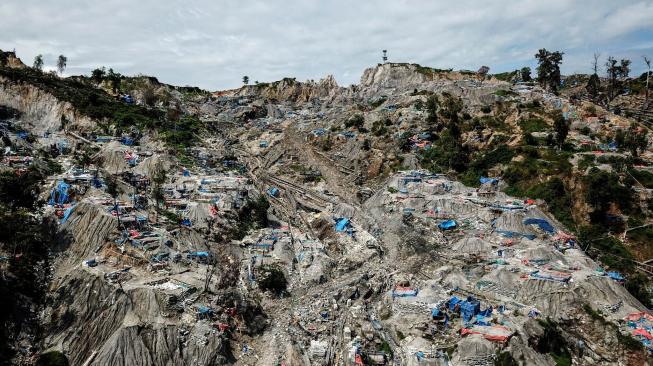 Areal tempat penambangan emas ilegal yang ditutup pihak keamanan setempat di Gunung Botak, Pulau Buru, Maluku, Rabu (28/11). ANTARA FOTO/Rivan Awal Lingga/kye.