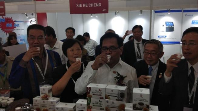 Dubes RI untuk Cina Djauhari Oratmangun, minum teh obat tradisional Cina di Chexpo Asean 2018. (Suara.com/M. Reza)