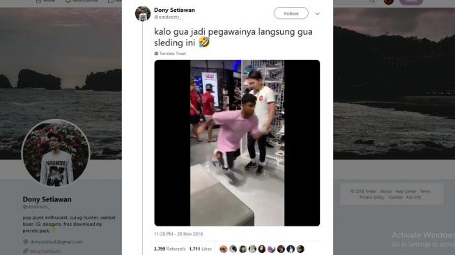 Aksi kocak pembeli sepatu sukses bikin deg-degan. [Twitter]