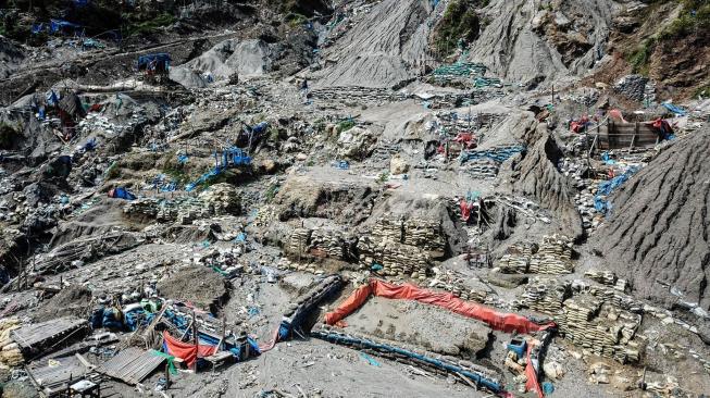 Penambang Tertimbun Longsor di Pertambangan Emas Gunung Botak Maluku