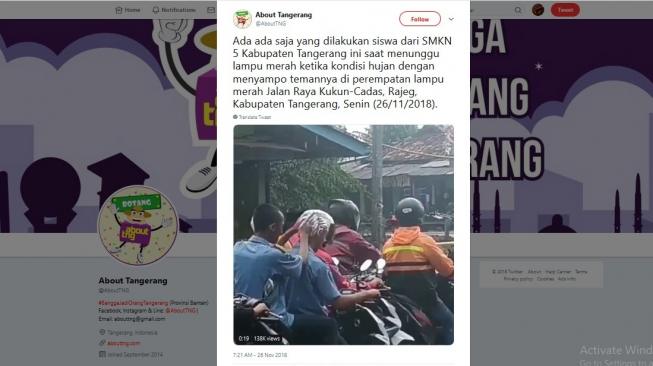 Keramasan di Tengah Hujan, Duo Siswa Ini Sukses Bikin Ngakak