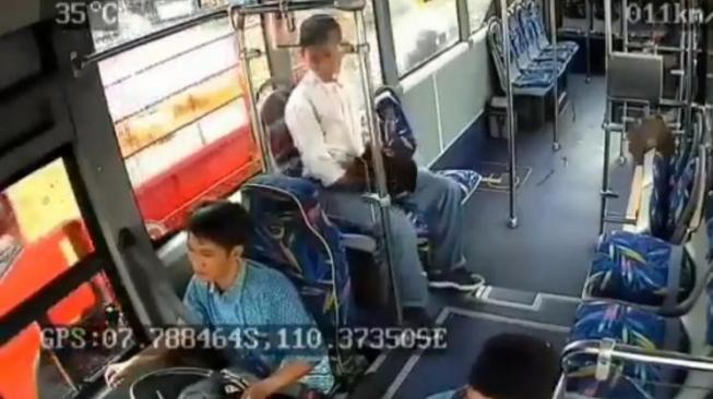 Aksi Tak Terpuji Anak SMA di TransJogja Terekam CCTV