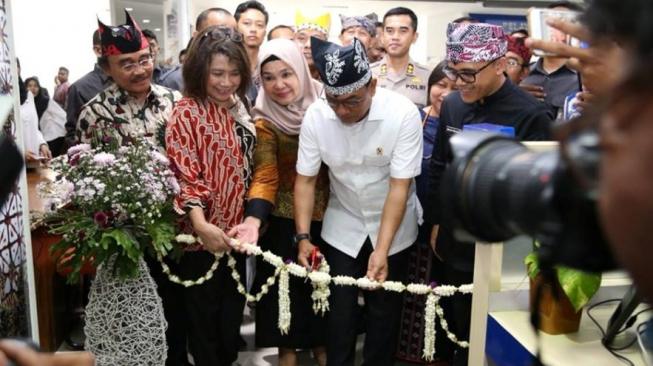 Pemerintah meresmikan Layanan Terpadu Satu Atap (LTSA) di Banyuwangi, Jawa Timur, Selasa (27/11/2018). (Dok: Kemnaker)