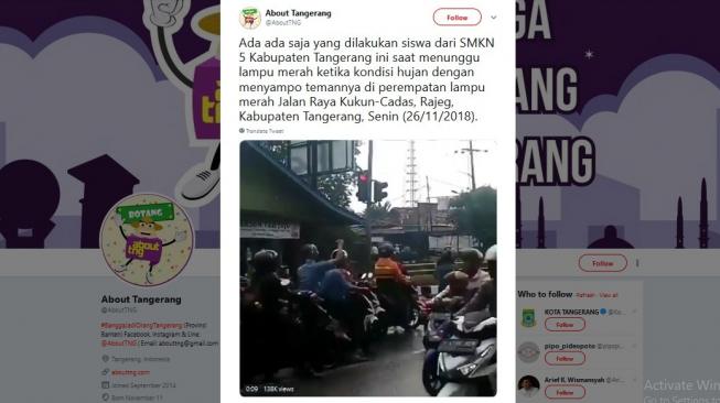 Aksi kocak dua siswa keramas di tengah jalan. [Twitter]