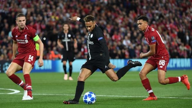 Pemain PSG Neymar meloloskan diri dari kawalan dua pemain Liverpool dalam laga Grup C Liga Champions di Anfield pada 18 September 2018 [AFP]