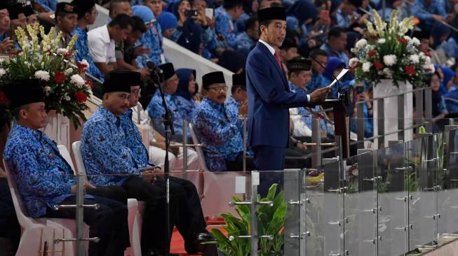 Presiden Joko Widodo menyampaikan arahan saat peringatan Hari Ulang Tahun Korps Pegawai Republik Indonesia (KORPRI) ke-47 di Istora Senayan, Jakarta, Kamis (29/11). ANTARA FOTO/Puspa Perwitasari