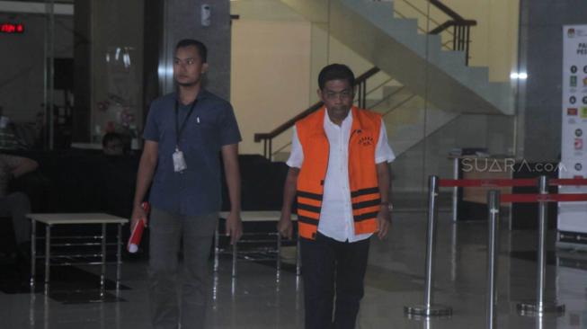 Mantan Menteri Sosial Idrus Marham berjalan keluar usai pemeriksaan di gedung KPK,Kuningan, Jakarta Selatan, Rabu (28/11). (Suara.com/Fakhri Hermansyah)