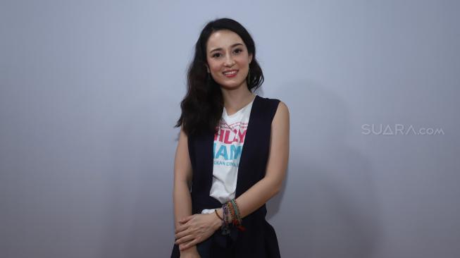 Artis Julie Estelle berpose saat berkunjung di kantor Redaksi Suara.com, Jakarta, Kamis (29/11). [Suara.com/Muhaimin A Untung]