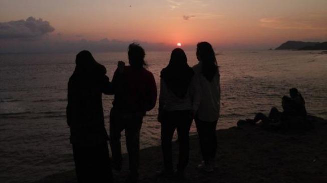 Pengunjung tampak menikmati pemandangan sunset. (Foto jasa documentasi anak sekitar Bukit Merese)