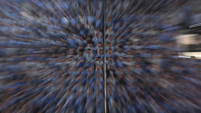 Anggota Korps Pegawai Republik Indonesia (KORPRI) mengikuti upacara peringatan HUT ke-47 KORPRI di Istora Senayan, Jakarta, Kamis (29/11). ANTARA FOTO/Puspa Perwitasari