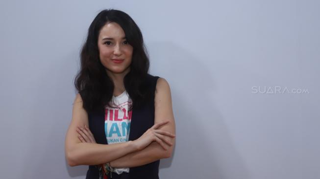 Dikabarkan Segera Lamaran, Ini 5 Gaya Liburan Julie Estelle