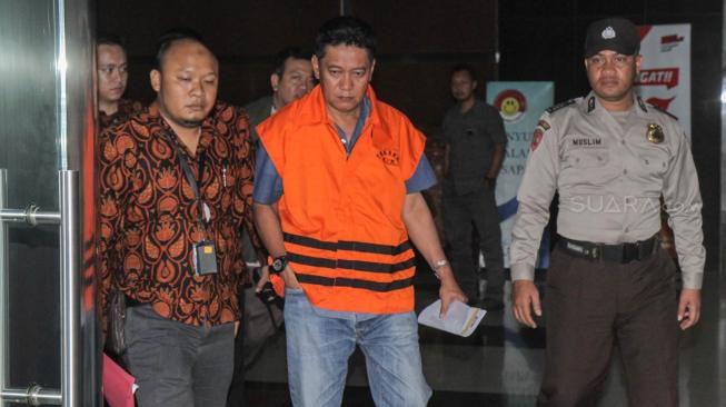 Hakim PN Jaksel Irwan memakai rompi orange usai pemeriksaan di gedung KPK, Jakarta, Kamis (29/11). (Suara.com/Fakhri Hermansyah)