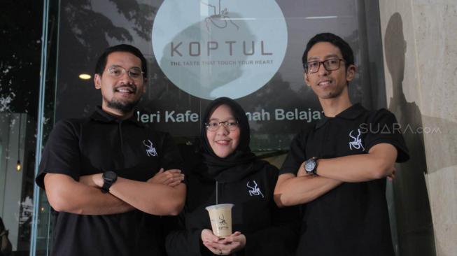 Co-Founder  Cafe Koptul (Kopi Tuli) Mohammad Adhika Prakoso (kiri),Putri Sampaghita Trisnawinny Santoso (tengah) dan Tri Erwin Syah (kanan) saat sesi foto untuk Suara.com didaerah Duren Tiga, Pancoran, Jakarta Selatan, Kamis (29/11). (Suara.com/Fakhri Hermansyah)