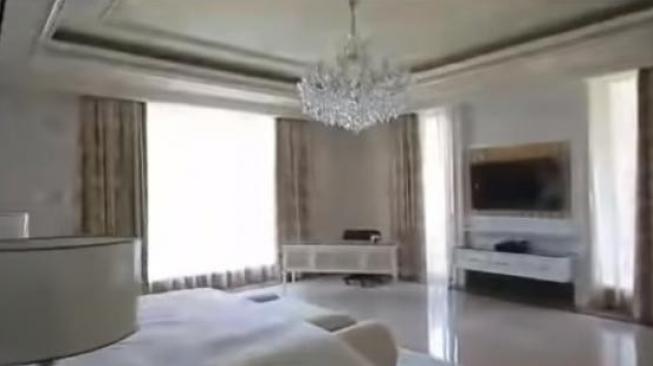 Kamar tidur rumah Jusup Maruta Cayadi seperti hotel mewah. (YouTube)