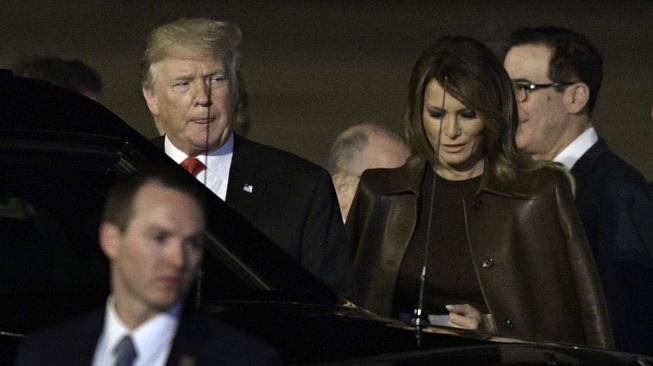 Presiden Amerika Serikat (AS) Donald Trump  bersama Melania Trump tiba di Buenos Aires, Argentina, Kamis (29/11).  [JUAN MABROMATA / AFP]