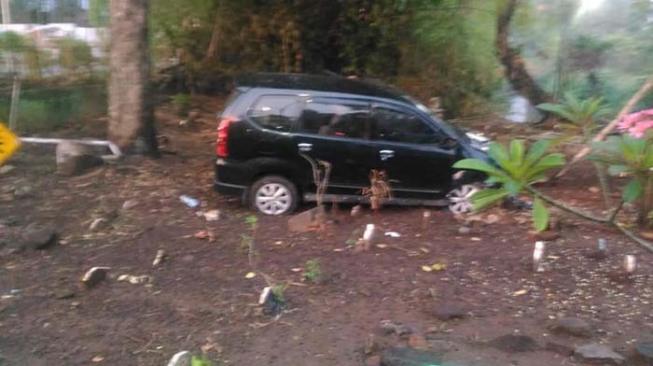 Mistis Mobil  Ringsek Masuk Kuburan Tanpa Tabrak Pagar 