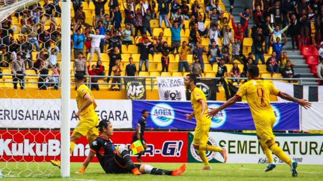 Selebrasi pemain Sriwijaya FC Esteban Viscarra (kiri), Manucher Jalilov dan Alberto Goncalvez usai membobol gawang Mitra Kukar dalam lanjutan Liga 1 pekan ke 33 di Stadion Gelora Sriwijaya Jakabaring (GSJ) Palembang, Jumat (30/11/2018). (Suara.com/Andhiko Tungga Alam) 