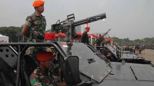 Pasukan Gabungan TNI-Polri mengikuti Apel Kesiapan Natal, Tahun Baru 2019 serta Pemilu legislatif dan Presiden 2019 di Monas, Jakarta, Jumat (30/11). (Suara.com/Fakhri Hermansyah)