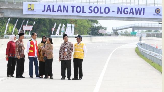 Presiden Joko Widodo meresmikan tol segmen Sragen - Ngawi pada Rabu (28/1/2018). (Dok: PUPR)  