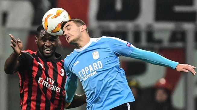 Pemain belakang AC Milan Cristian Zapata berebut bola dengan gelandang Dudelange Danel Sinani, selama pertandingan Grup F Liga Europa antara AC Milan melawan Dudelange di Stadion San Siro, Milan, Italia, Jumat (30/11). [Miguel MEDINA / AFP]