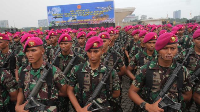 Pasukan Gabungan TNI-Polri mengikuti Apel Kesiapan Natal, Tahun Baru 2019 serta Pemilu legislatif dan Presiden 2019 di Monas, Jakarta, Jumat (30/11). (Suara.com/Fakhri Hermansyah)