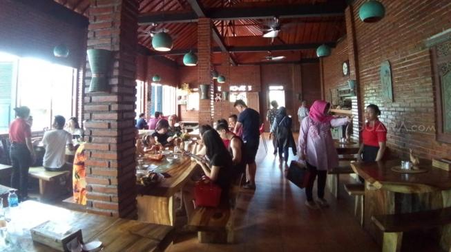 Suasana Restoran Bebek di Bukit. (Ferry Noviandi/Suara.com)