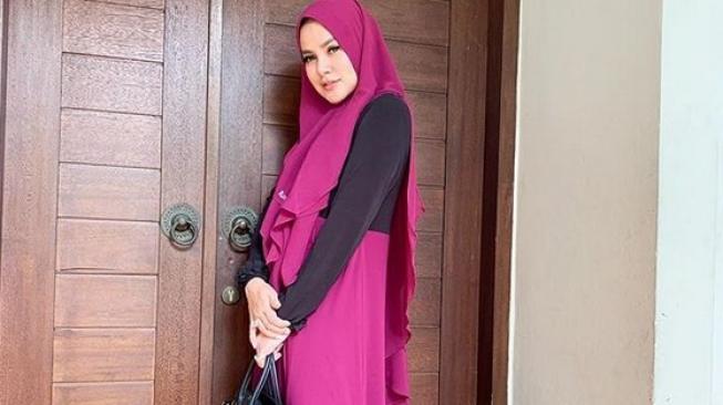 Olla Ramlan cantik mengenakan hijab syar'i. (Instagram)