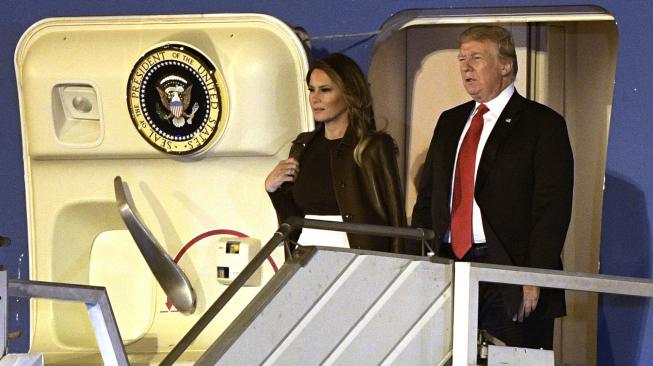 Presiden Amerika Serikat (AS) Donald Trump  bersama Melania Trump tiba di Buenos Aires, Argentina, Kamis (29/11).  [JUAN MABROMATA / AFP]