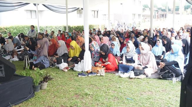 Ratusan jemaah hadir di perayaan ulang tahun pertama oleh-oleh Bandung Kunafe milik Irfan Hakim dan Ananda Omesh. (dokumentasi pribadi)