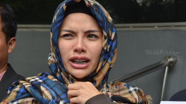 Nikita Mirzani usai melaporkan mantan suaminya, Sajad Ukra, di Polda Metro Jaya, Sabtu (1/12/2018) [Suara.com/Wahyu Tri Laksono]