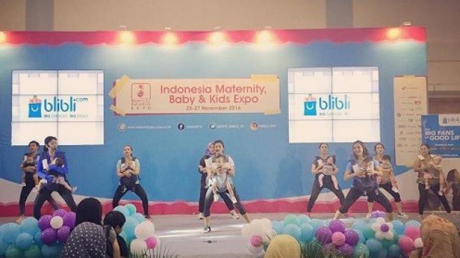 Komunitas Fit Mum and Bub, mengajarkan kaum ibu olahraga aman bersama bayinya untuk menurunkan berat badan pascamelahirkan. (instagram @fitmumandbub)